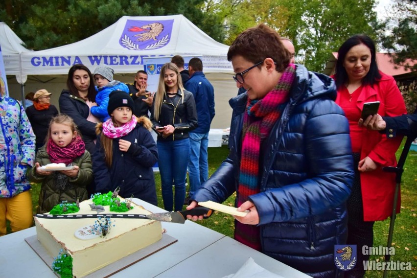 Gmina Wierzbica. Na tę drogę czekały pokolenia mieszkańców Święcicy. Nowa droga oddana do użytku