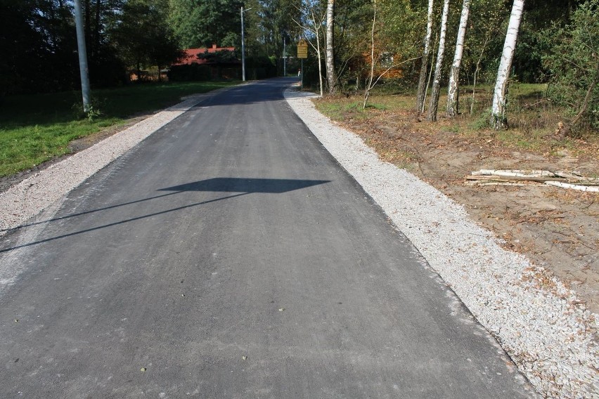 Kolejna droga w gminie Stara Błotnica przebudowana. Jest nowy asfalt i utwardzone pobocza