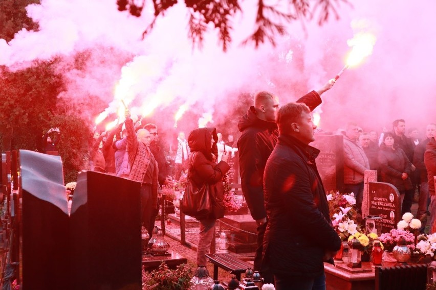 Pogrzeb Igora Sypniewskiego na Starym Cmentarzu. Kibice ŁKS...