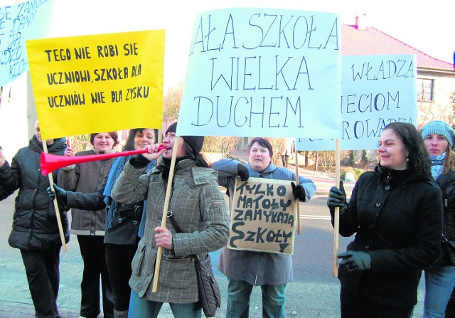 Najpierw mieszkańcy Pieniężnicy protestowali. Teraz sami chcą przekształcenia szkoły.