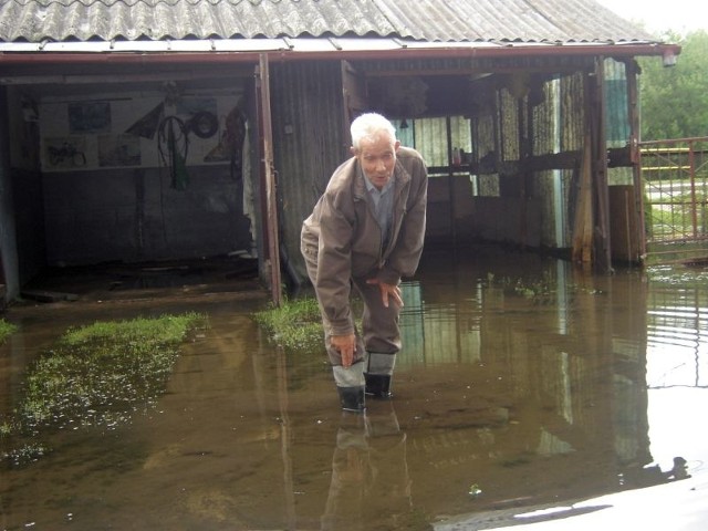 Do garażu nie da się wjechać ani dojść. Woda sięga prawie do pół metra - skarży się Antoni Sasinowski, mieszkaniec ulicy Mostowej w Łapach.