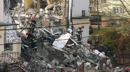 Wybuch był tak silny, że dom został niemal zrównany z ziemią, a sąsiednie poważnie uszkodzone