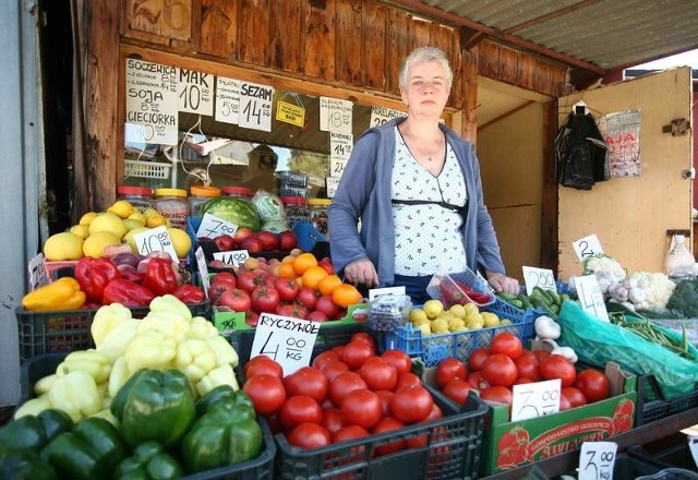 - Ci handlujący na chodnikach nas wykańczają - mówi Barbara Wójcik, jedna z handlujących na targowisku przy struga. - Płacimy ZUS, podatki i uiszczamy opłaty za stoisko. A tamci stoją za darmo.