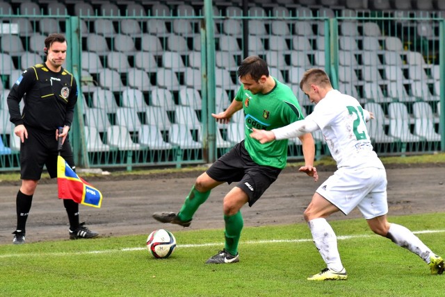 Grzegorz Wawrzyński (z piłką) ze Stali Stalowa Wola ma pewne miejsce w środku bloku obronnego zielono-czarnych.