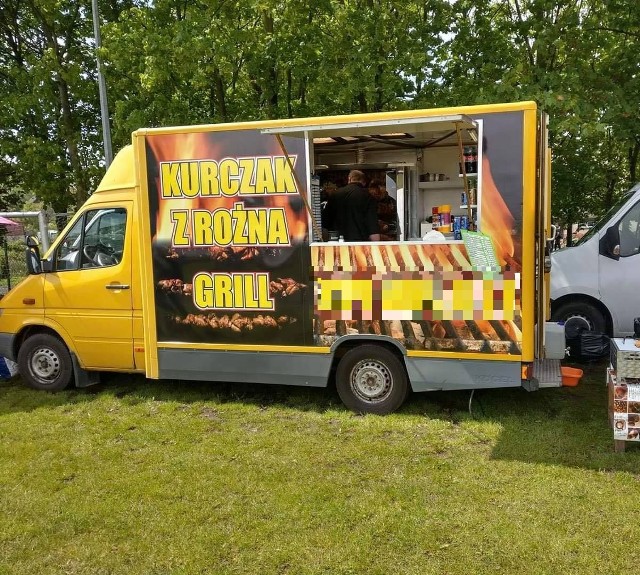 W Bydgoszczy spłonął food truck z ulicy Fordońskiej. Trwa