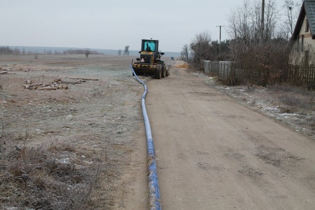 Trwa rozbudowa sieci wodociągowej we wsi Dąbrowa w gminie Odrzywół.