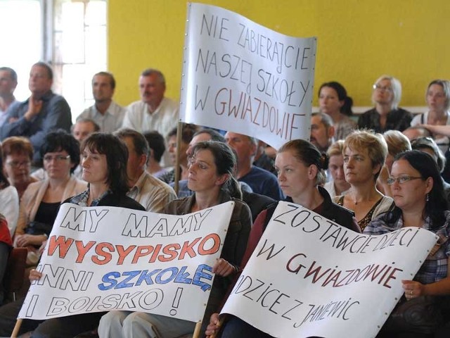 Zaczęło się od protestów przeciwko likwidacji szkół, skończyło się na próbie zwołania referendum w sprawie odwołania wójta gminy Sławno.