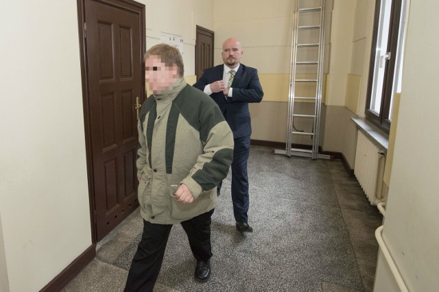 Oskarżony o pedofilię, Paweł Ł. odpowiada z wolnej stopy, bowiem przebywa na wolności. W sądzie stawił się wraz ze swoim obrońcą, Filipem Klonowskim.
