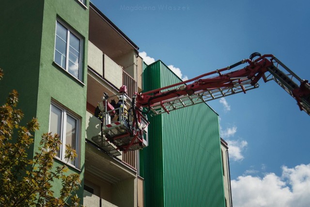 - Dyżurny SKKM Białystok poinformował nas, że na jednym z balkonów należącym do mieszkania, którego nikt nie zamieszkuje znajduje się kot, który niefortunnie uciekł właścicielom mieszkania powyżej - tłumaczy jeden ze strażaków.