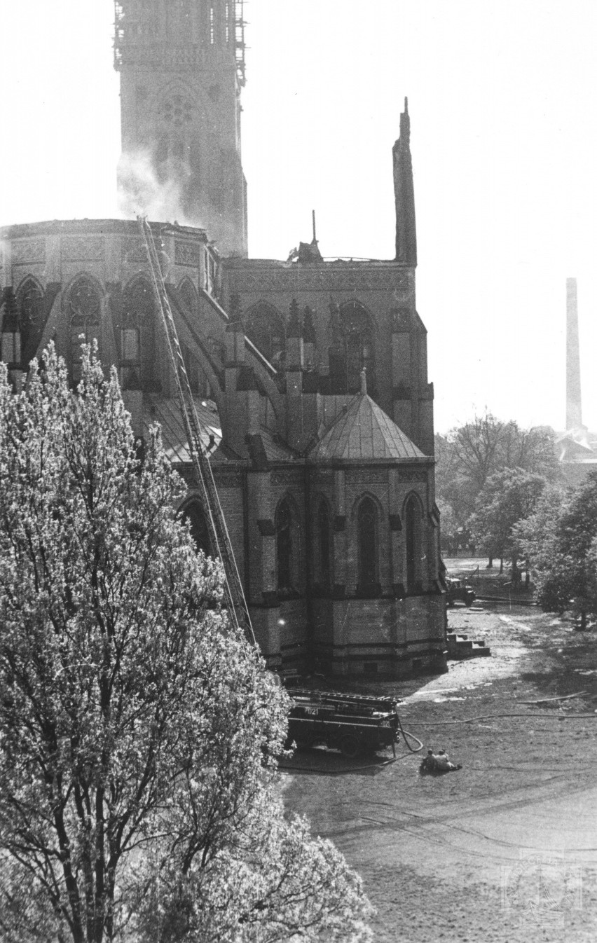 Łódź. Katedra w ogniu. Mija 50 lat od tych dramatycznego pożaru łódzkiej katedry. Pożar łódzkiej katedry 10.05.2021