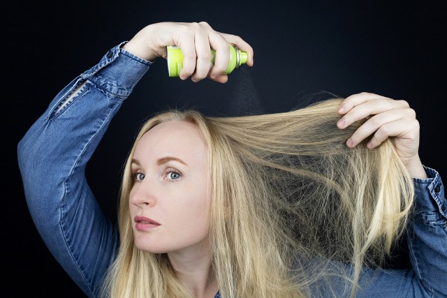 Z pozoru niewinny kosmetyk może przyczyniać się do znacznego osłabienia włosów, a także ich nasilonego wypadania