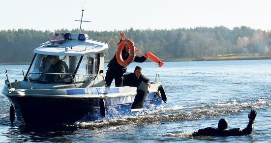 Pokazy ćwiczeń suwalskich ratowników.  Nie zawsze jednak są w pobliżu,  więc  sami musimy zachować rozsądek podczas korzystania z wody.