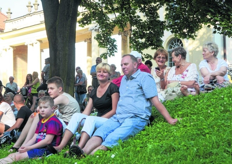 ...wiele osób wybrało rodzinne piknikowanie w blasku...