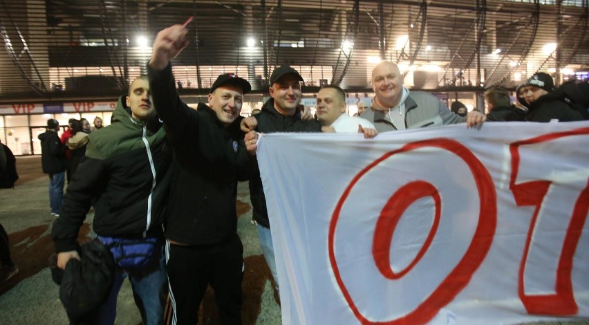 27.02.2021. Kibice Górnika przed stadionem w czasie meczu z...