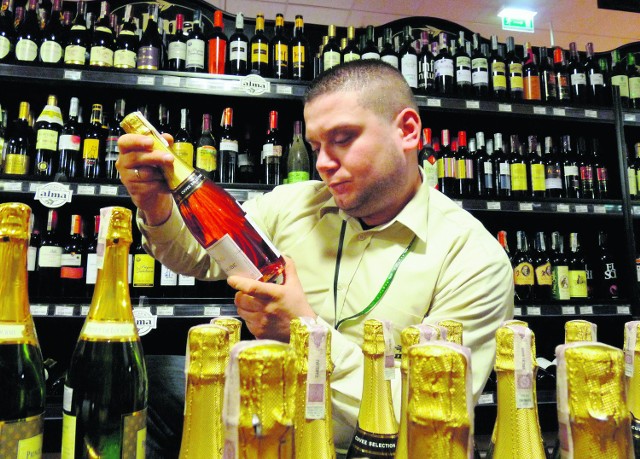 Szeroki wybór alkoholi o różnych cenach oferują sieci delikatesowe np. Alma