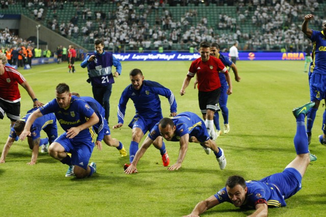 Piłkarze Arki sprawili nie lada sensację, wygrywając po karnych w meczu o Superpuchar Polski z Legią Warszawa na jej stadionie. W regulaminowym czasie gry było 1:1, ale do siatki trafiała tylko Legia. Samobójczą bramkę zdobył bowiem Michał Pazdan. Dla "Wojskowych" trafił Thibault Moulin. Zgodnie z przepisami Superpucharu, od razu po regulaminowym czasie gry mieliśmy rzuty karne, a nie dogrywkę. W niej dwie "jedenastki" obronił Pavels Steinbors, bramkarz Arki, a jego drużyna wygrała 4:3. Sprawdźcie naszą galerię i zobaczcie, jak piłkarze żółto-niebieskich cieszyli się ze zdobycia trofeum!