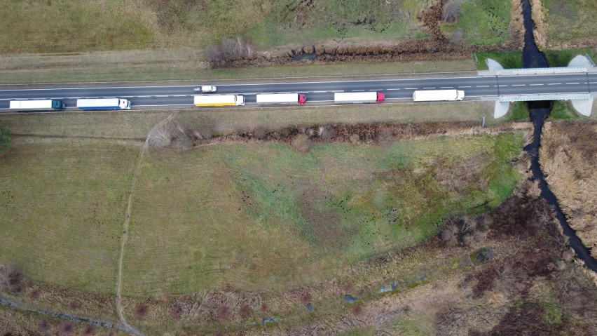 Ogromna kolejka tirów do przejścia granicznego w Bobrownikach. Kierowcy ciężarówek muszą czekać ponad dwie doby [ZDJĘCIA, WIDEO]