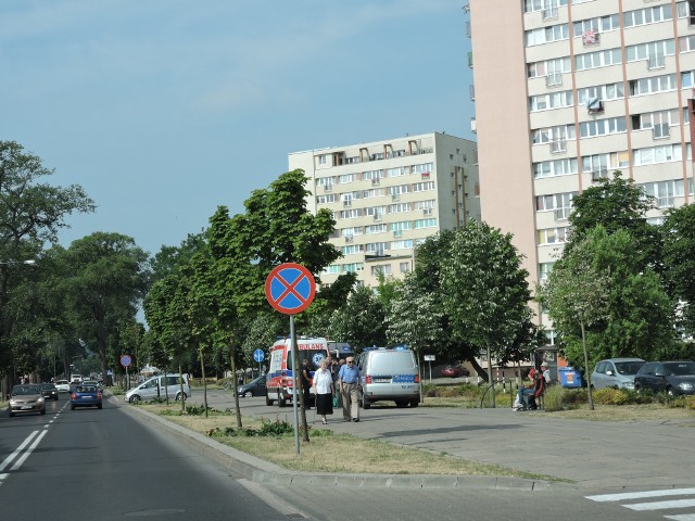 Mężczyzna, który szalał na ul. Grunwaldzkiej, zmarł w ambulansie.