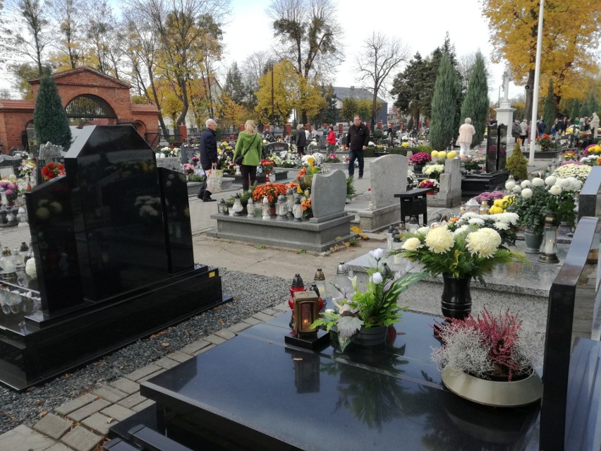 Na cmentarzu komunalnym w Oleśnie, a także na cmentarzach...
