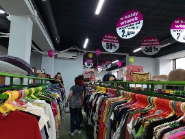 Uwaga, poławiacze odzieżowych perełek za grosze! W Katowicach otwarto sklep  z odzieżą używaną Olatex International | Dziennik Zachodni
