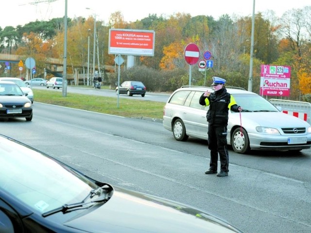 Policjanci z bydgoskiej drogówki kierowali ruchem np. wokół cmentarza przy ul. Wiślanej.