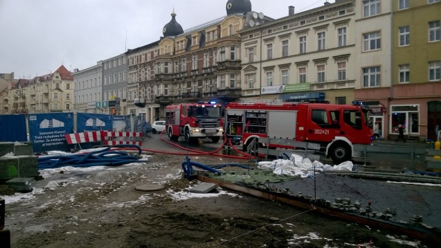 Jak informuje dyżurny Komendy Wojewódzkiej PSP w Opolu, strażacy gasili pożar na placu budowy przy pl. Kopernika w Opolu. Z informacji uzyskanych przez dyżurnego wynika, że zapaliły się śmieci. O 13:14 mieszkańcy zawiadomili telefonicznie straż pożarną oraz zatrzymali przejeżdżający patrol policji. Około 13:20 przyjechały 3 wozy bojowe straży. Akcja gaśnicza trwała do 14:05. Nikt nie doznał obrażeń, nie ma też strat materialnych.