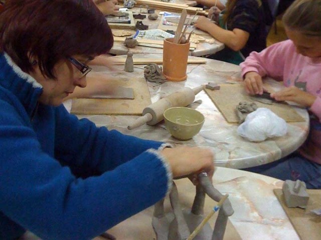 Tworzenie przedmiotów w ceramice sprawia wiele przyjemności zarówno starszym, jak i najmłodszym.