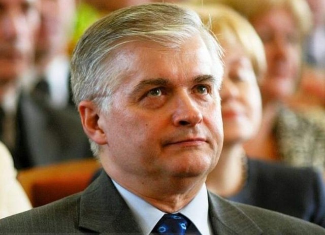 Senator Włodzimierz Cimoszewicz chce zapłacić mandat. Ale nie może