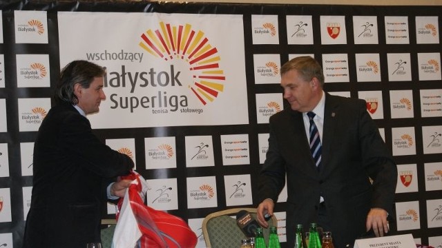 Przewodniczący rady nadzorczej Polskiej Superligi Tenisa Stołowego Tadeusz Szydłowski (z lewej) i prezydent Białegostoku Tadeusz Truskolaski (z prawej) po podpisaniu kontraktu sponsorskiego
