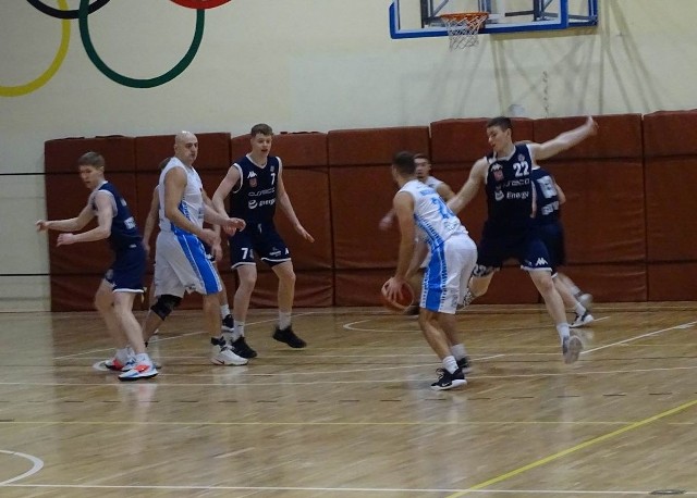 Mecz koszykówki II ligi między "Miasto zakochanych" Chełmno a AMW Asseco Arka Gdynia zakończył się przegraną naszej drużyny 72:86. Zawody odbyły się w hali sportowej  Szkoły Podstawowej numer 2 w Chełmnie. 