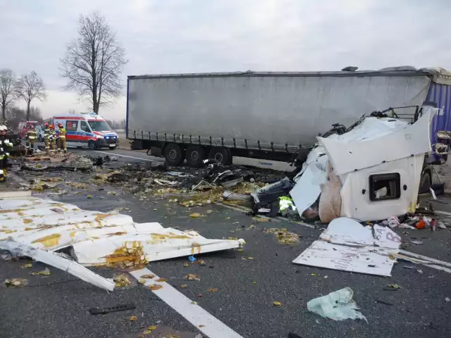 Miejsce wypadku dwóch ciężarówek wyglądało makabrycznie