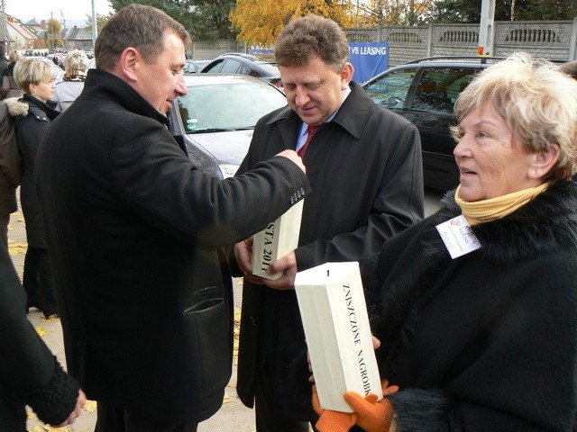 Burmistrz Daleszyc Wojciech Furmanek i prezes Towarzystwa Przyjaciół Ziemi Daleszyckiej Anna Oszczepalska skutecznie namawiali do wsparcia zbiórki.