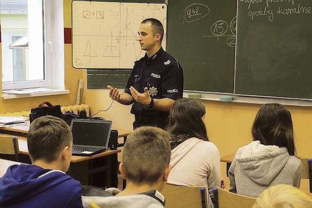 W Gimnazjum nr 1 w Szubinie policjanci spotkali się z uczniami,  by uświadomić im, jaką krzywdę mogą wyrządzić sobie i innym, stosując dopalacze czy cyberprzemoc