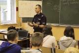 Policjanci oraz specjaliści dialogiem motywują młodzież do mądrego życia 