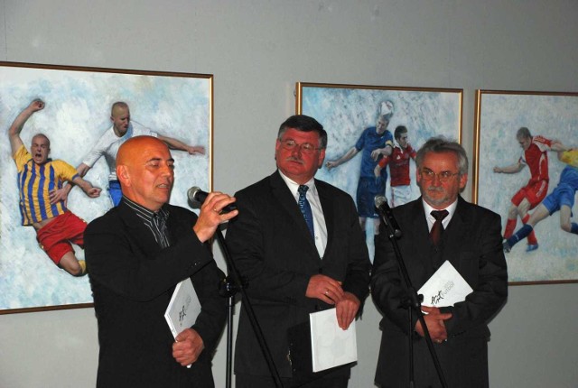Z lewej Piotr Pawiński na otwarciu wystawy swoich prac, z prawej Antoni Kłosowski.