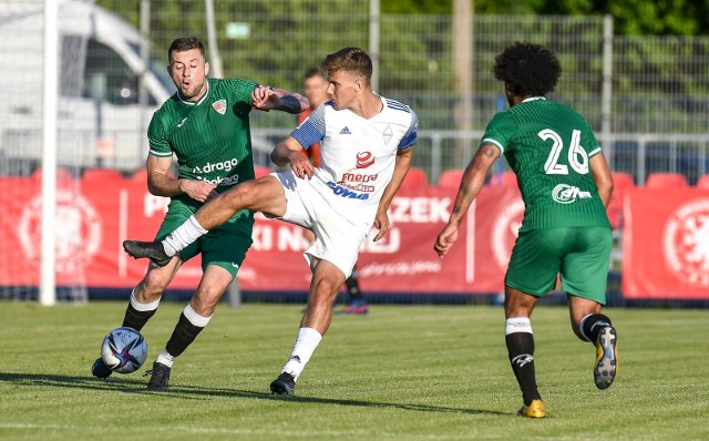 Bałtyk Gdynia (białe stroje) kontynuować będzie grę w III lidze, a Jaguar Gdańsk (zielone) powalczy o promocję w sezonie 2022/2023