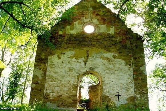 Ruiny cerkwi spalonej przez Ludowe Wojsko Polskie