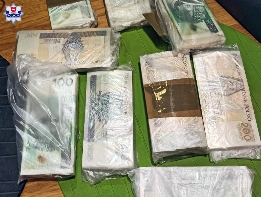 8 kilogramów narkotyków, 150 tysięcy i broń. Kryminalni z Lublina rozbili narkobiznes
