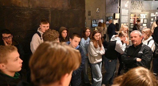 Uczniowie Zespołu Szkół Drzewnych i Leśnych zwiedzili Muzeum Powstania Warszawskiego.