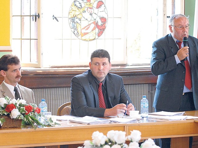 Wójt Ryszard Stachowiak (z lewej) i jego zastępca Artur Ciróg (w środku) musieli wysłuchać sporo gorzkich słów. 