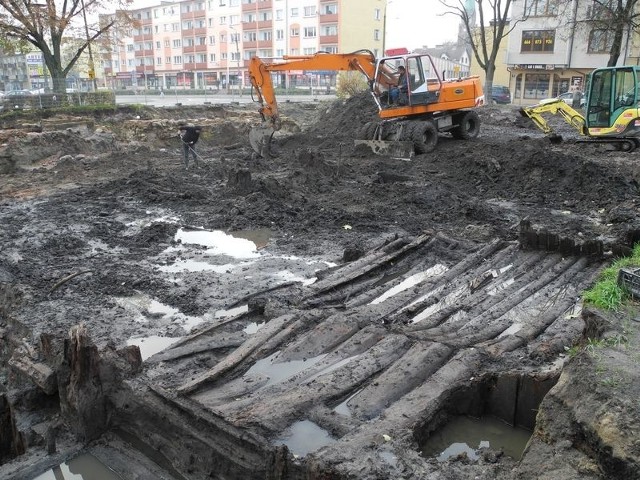 Do końca listopada potrwają prace archeologiczne na placu Pokoju w Lęborku.  