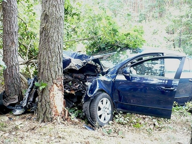 Volkswagen roztrzaskał się na przydrożnym drzewie.