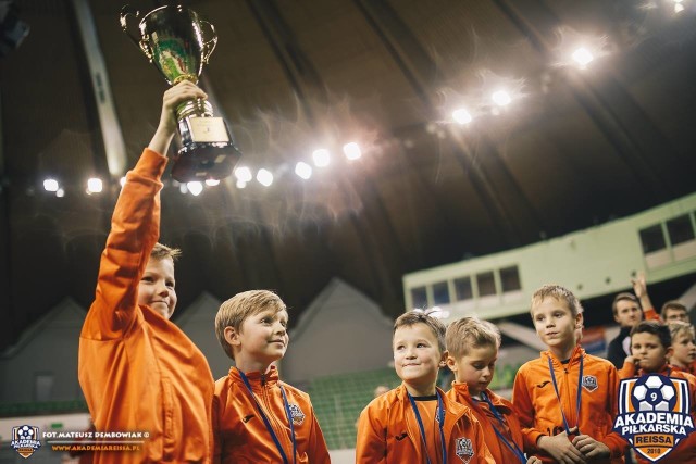 Tak piłkarze Akademii Reissa z rocznika 2010 cieszyli się na uroczystości wręczenia nagród i pucharów podczas turnieju w Arenie