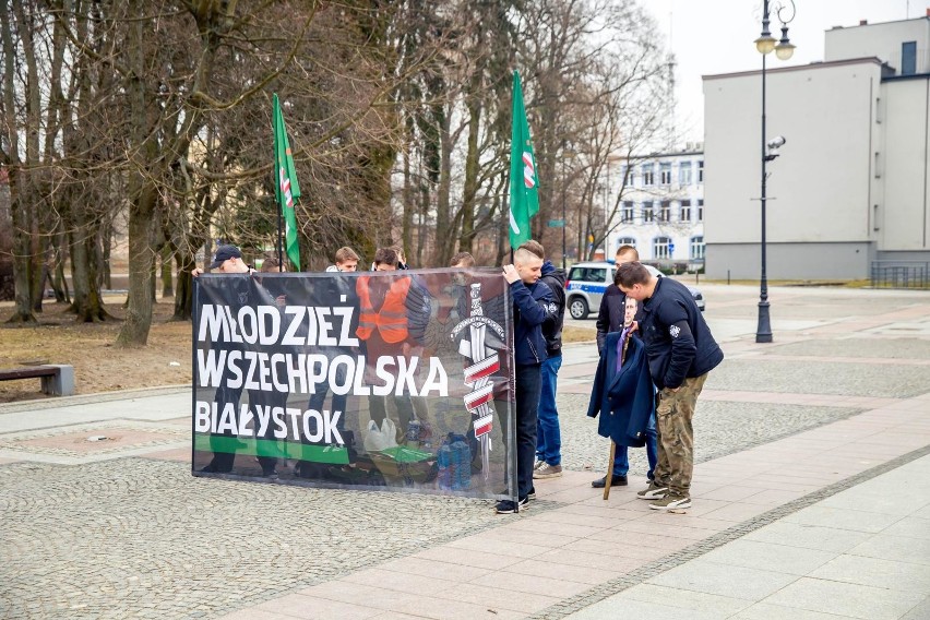 Protest Młodzieży Wszechpolskiej wobec przyjmowania...