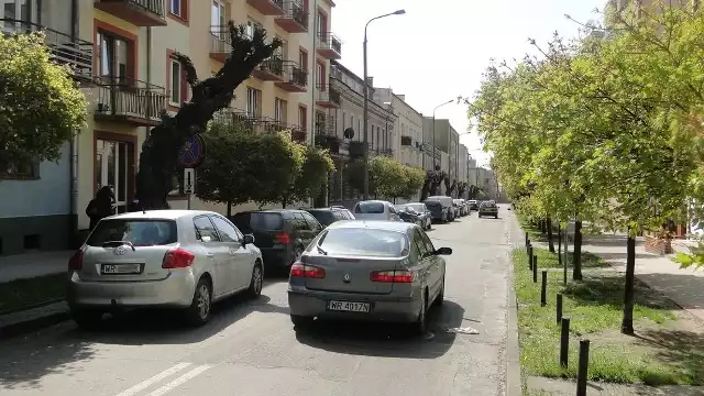 Na wąskiej ulicy Wyszyńskiego ciężko jest czasami przejechać, a jeszcze gorzej zaparkować &#8211; toyota parkuje wbrew przepisom.