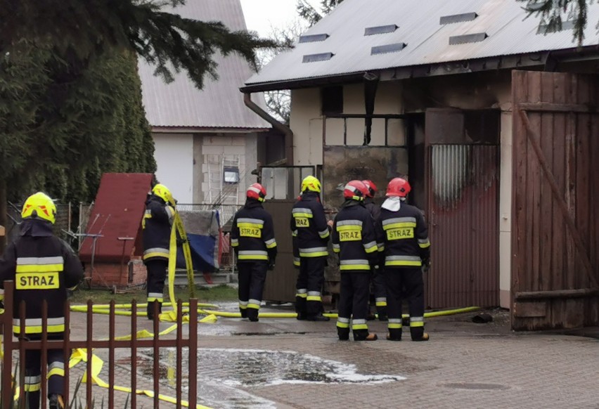 Dwa zastępy strażaków z PSP Przemyśl i jeden zastęp OSP...