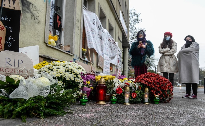 Biuro PiS przy Targu Drzewnym w Gdańsku przed którym...