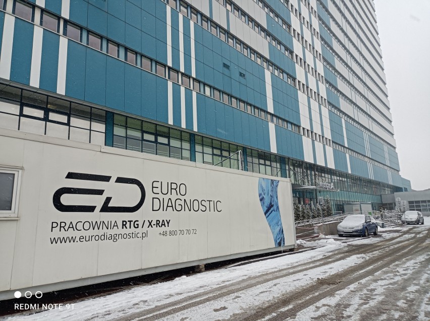 Centralny Szpital Kliniczny w Łodzi jest w wielkim budynku, ale rentgen ma na zewnątrz w kontenerze. Pacjenci marzną!