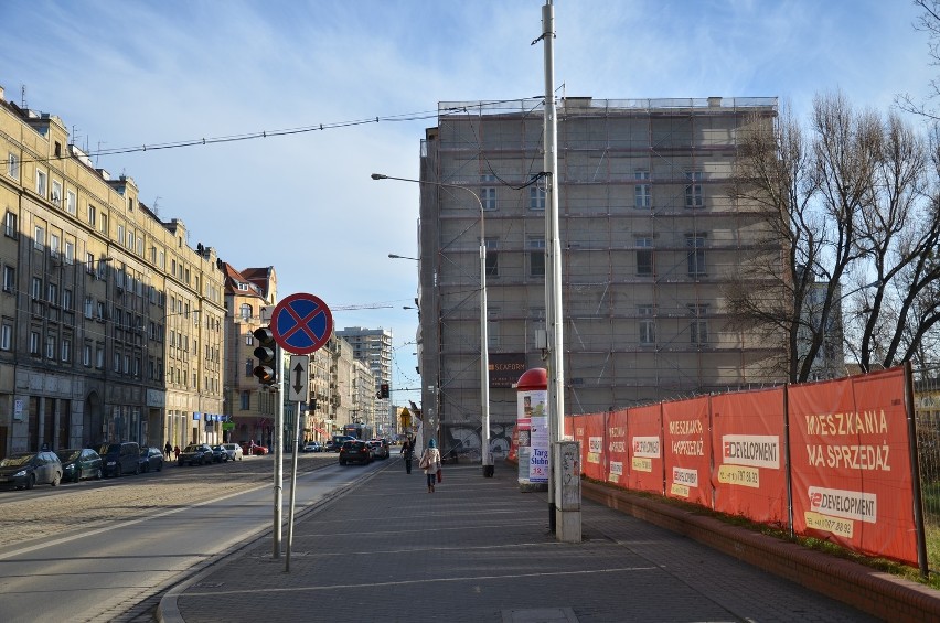 Wrocław: Apartamentowiec w zabytkowych kamienicach na Piłsudskiego (ZDJĘCIA)