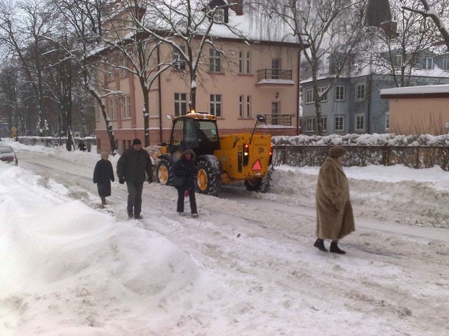 Po głównych ulicach przyszła pora na uprzątnięcie mniej uczęszczanych szlaków w Szczecinku. 